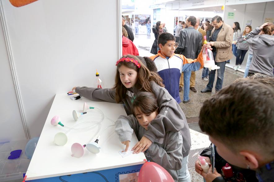 Inauguración Finde Científico del MUNCYT -  Los niños con los monitores.