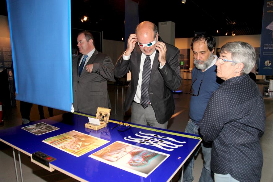 Inauguración Exposición Laboratorio de Luz en el MUNCYT -Visitantes de la exposición.