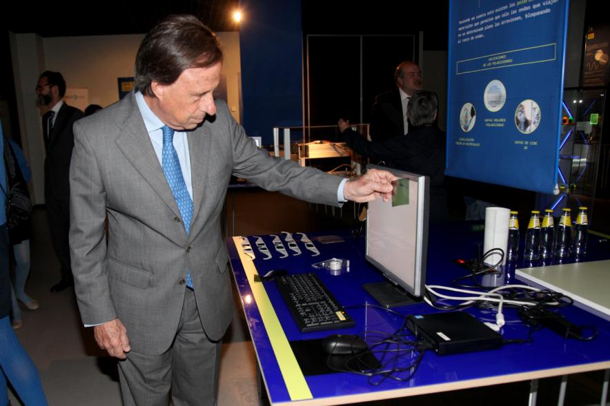 Inauguración Exposición Laboratorio de Luz en el MUNCYT - El alcalde visita la exposición.