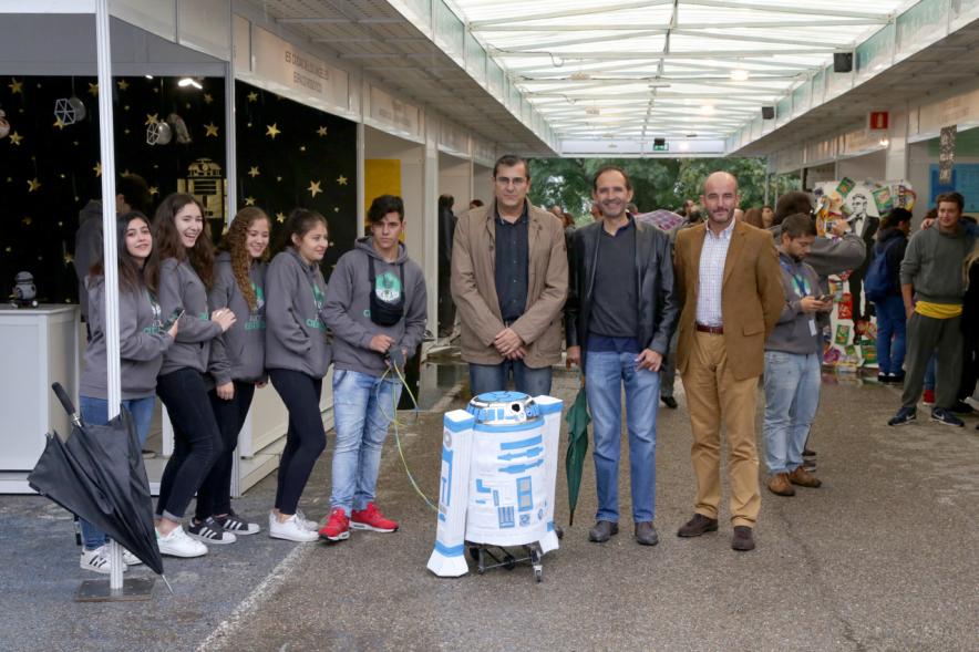 Inauguración Finde Científico del MUNCYT -  Las autoridades con los monitores.
