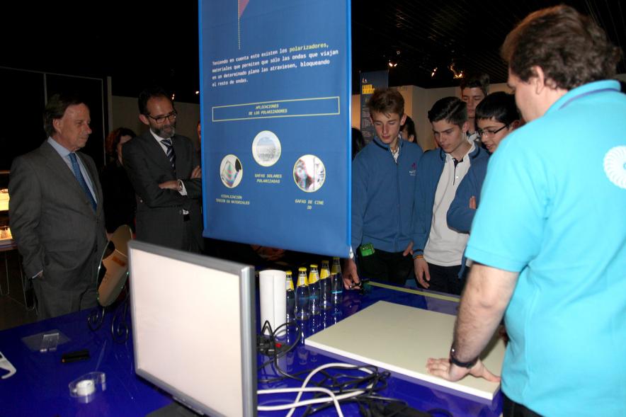 Inauguración Exposición Laboratorio de Luz en el MUNCYT - Las autoridades y  los jóvenes con un monitor de la exposción.