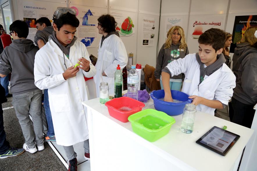 Inauguración Finde Científico del MUNCYT -  Los niños experimentando.