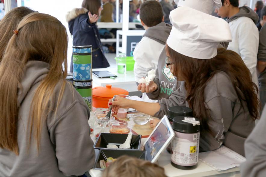 Inauguración Finde Científico del MUNCYT -  Los niños experimentando.