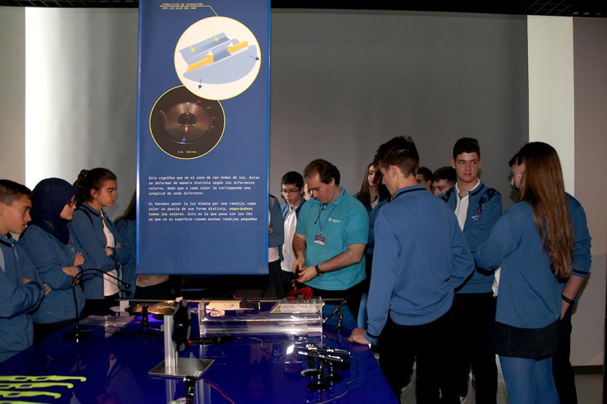 Inauguración Exposición Laboratorio de Luz en el MUNCYT - Los visitantes de la exposición interactuando.