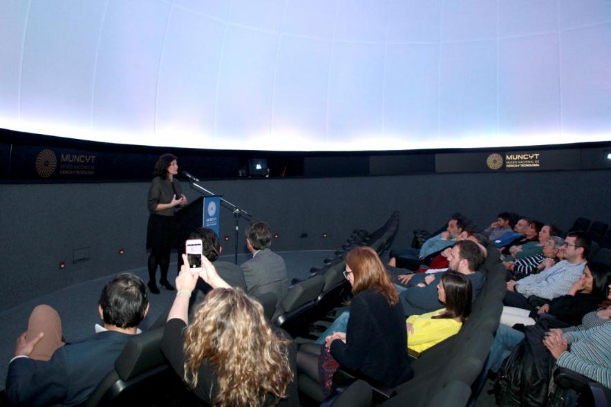 Inauguración del Planetario del MUNCYT - Imagen de una oradora dirigiéndose al público asistente.