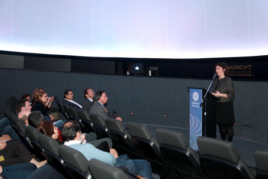 Inauguración del Planetario del MUNCYT - Imagen de una oradora dirigiéndose al público asistente.