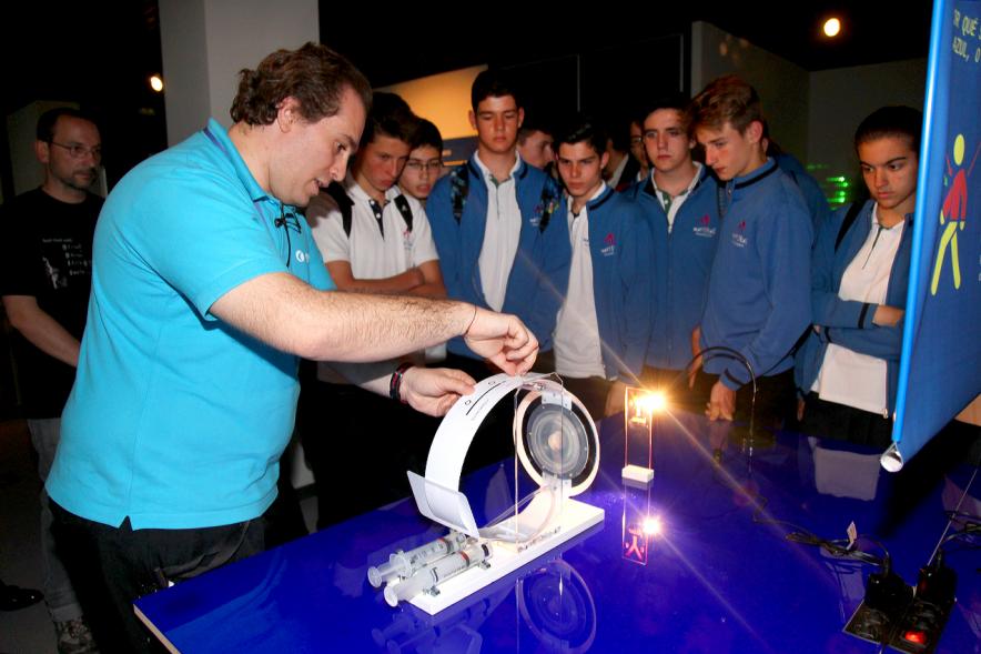 Inauguración Exposición Laboratorio de Luz en el MUNCYT - Un monitor con los visitantes interactuando.