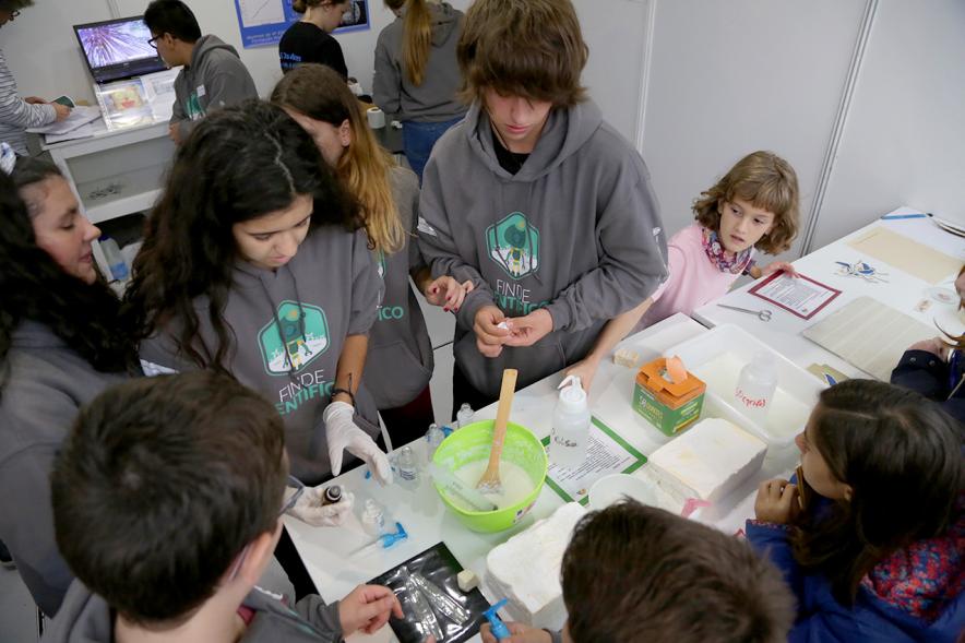 Inauguración Finde Científico del MUNCYT -  Los niños experimentando.