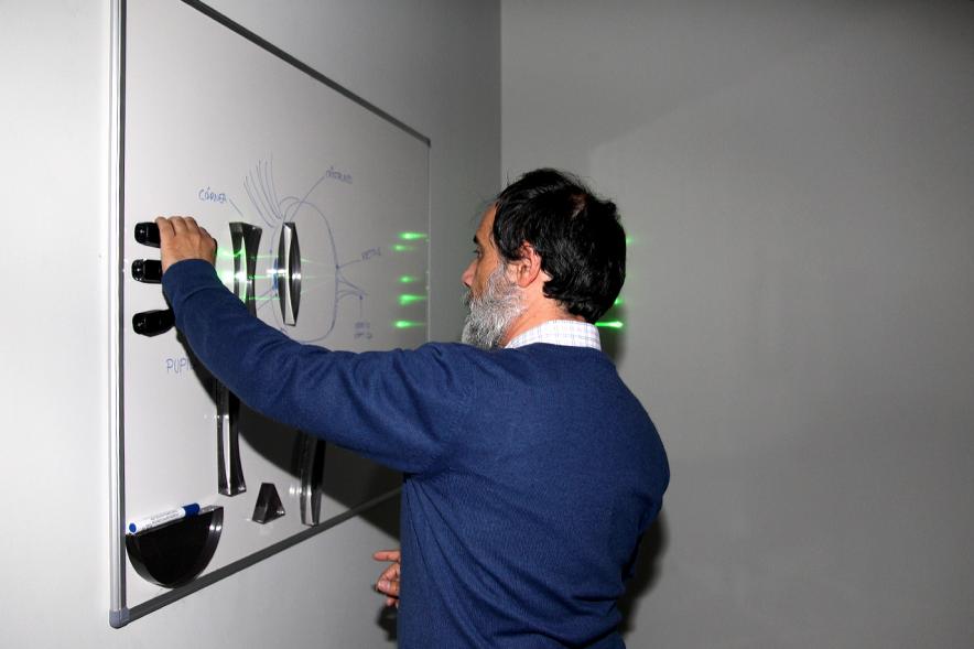 Inauguración Exposición Laboratorio de Luz en el MUNCYT - Un monitor enseña una obra.