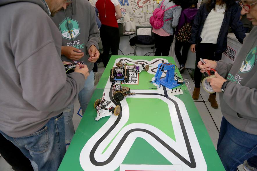 Inauguración Finde Científico del MUNCYT -  Los niños experimentando.