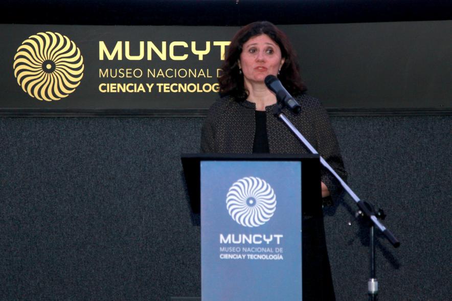 Inauguración del Planetario del MUNCYT - Imagen de una oradora dirigiéndose al público asistente.