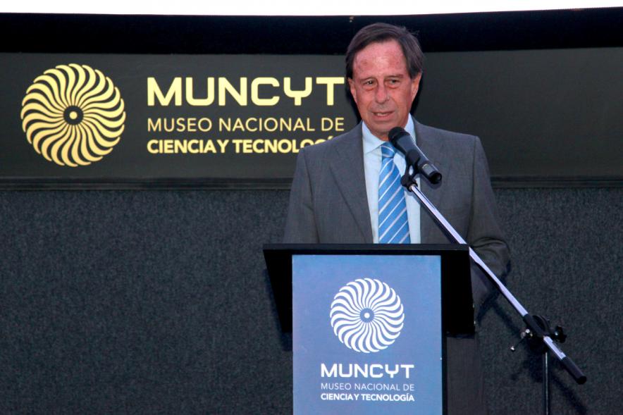 Inauguración del Planetario del MUNCYT - Imagen del alcalde García de Vinuesa dirigiéndose al público asistente.