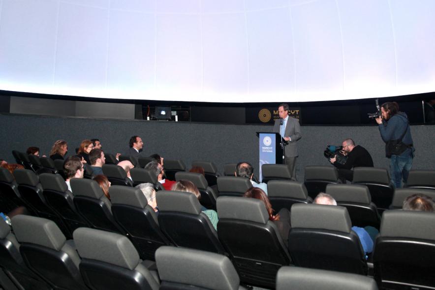 Inauguración del Planetario del MUNCYT - Imagen del alcalde García de Vinuesa dirigiéndose al público asistente.
