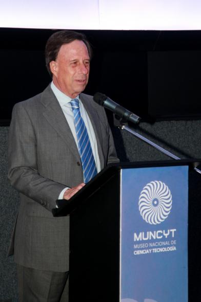 Inauguración del Planetario del MUNCYT - Imagen del alcalde García de Vinuesa dirigiéndose al público asistente.