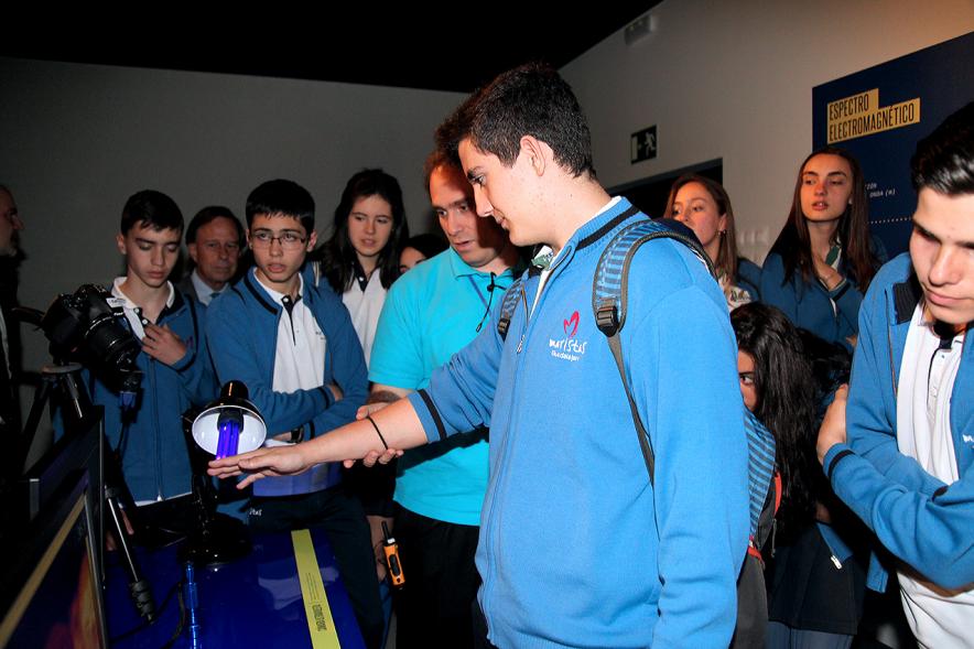 Inauguración Exposición Laboratorio de Luz en el MUNCYT - Visitantes a la exposición interactuando. 