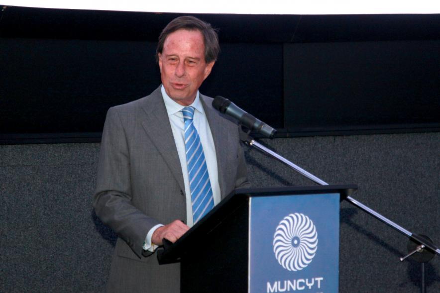 Inauguración del Planetario del MUNCYT - Imagen del alcalde García de Vinuesa dirigiéndose al público asistente.