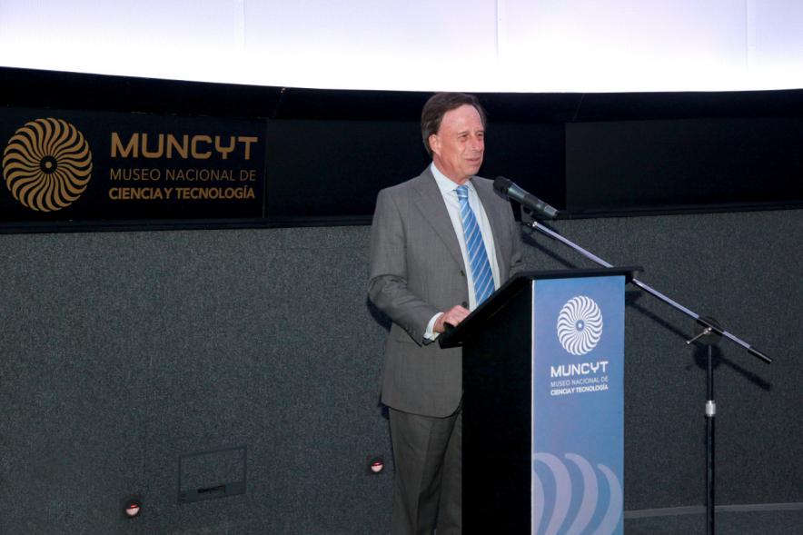 Inauguración del Planetario del MUNCYT - Imagen del alcalde García de Vinuesa dirigiéndose al público asistente.