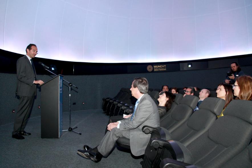 Inauguración del Planetario del MUNCYT - Imagen de un orador dirigiéndose al público asistente.
