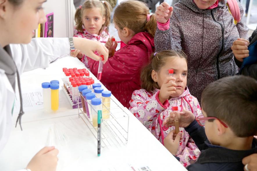 Inauguración Finde Científico del MUNCYT - Los niños em un experimento.