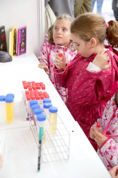 Inauguración Finde Científico del MUNCYT -  Los niños experimentando.