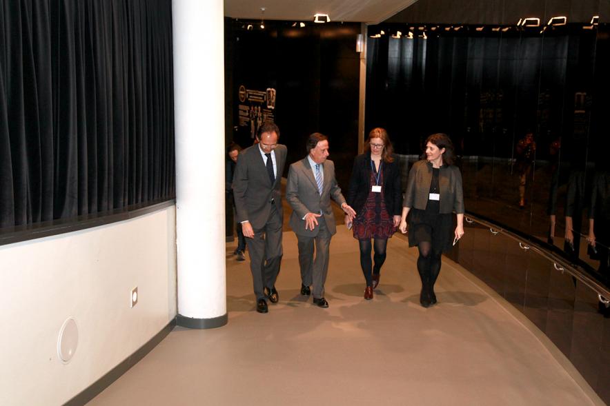Inauguración del Planetario del MUNCYT - Imagen del alcalde García de Vinuesa y otras autoridades entrando en el planetario.