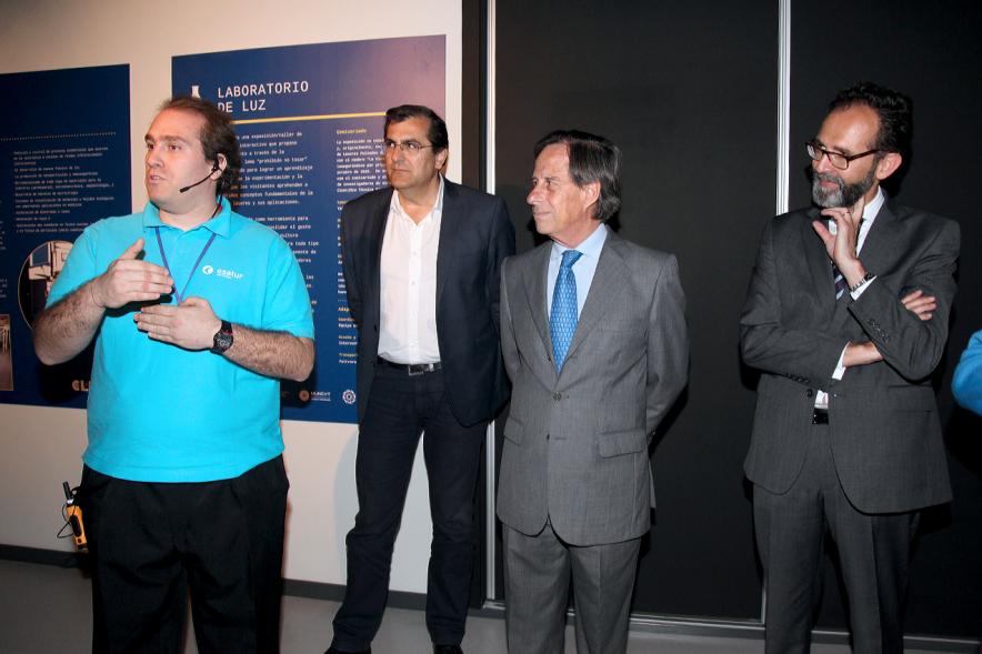 Inauguración Exposición Laboratorio de Luz en el MUNCYT - Autoridades con un monitor  de la exposición.