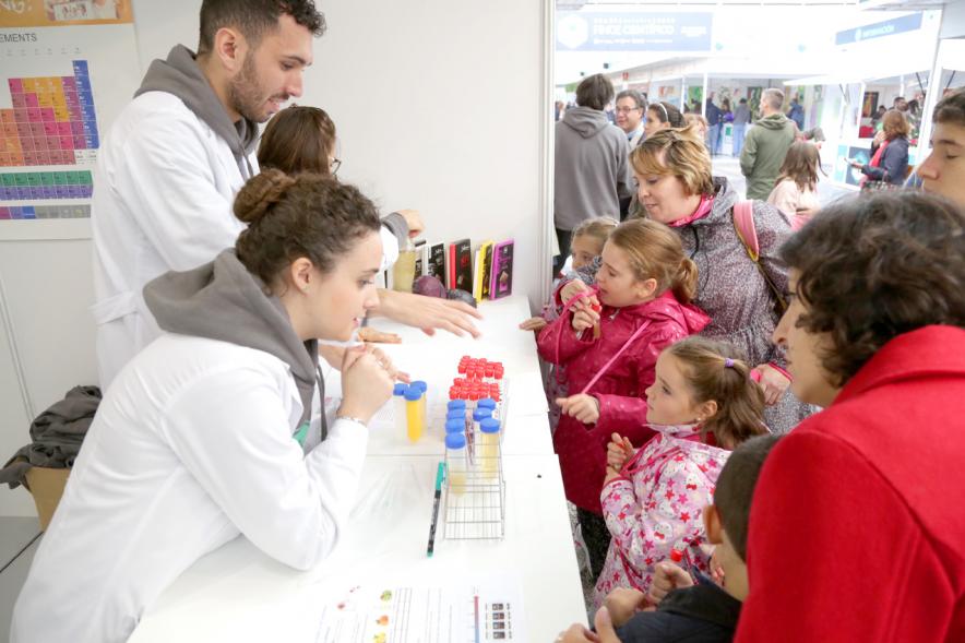 Inauguración Finde Científico del MUNCYT -  Los niños experimentando. 