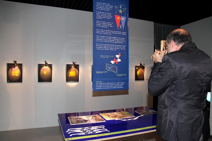 Inauguración Exposición Laboratorio de Luz en el MUNCYT - Un visitante de la exposición.