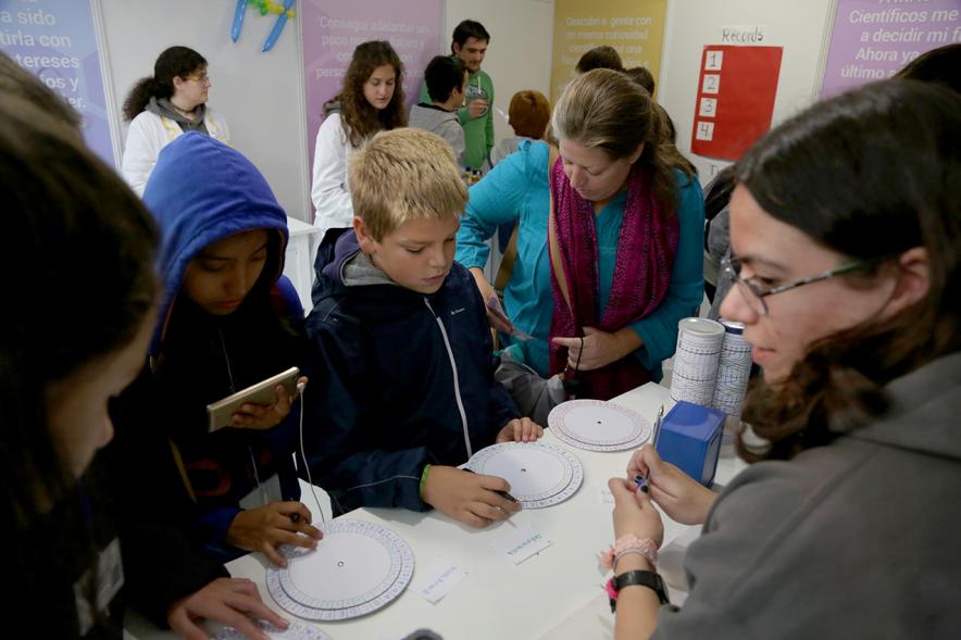 Inauguración Finde Científico del MUNCYT -  Los niños experimentando.