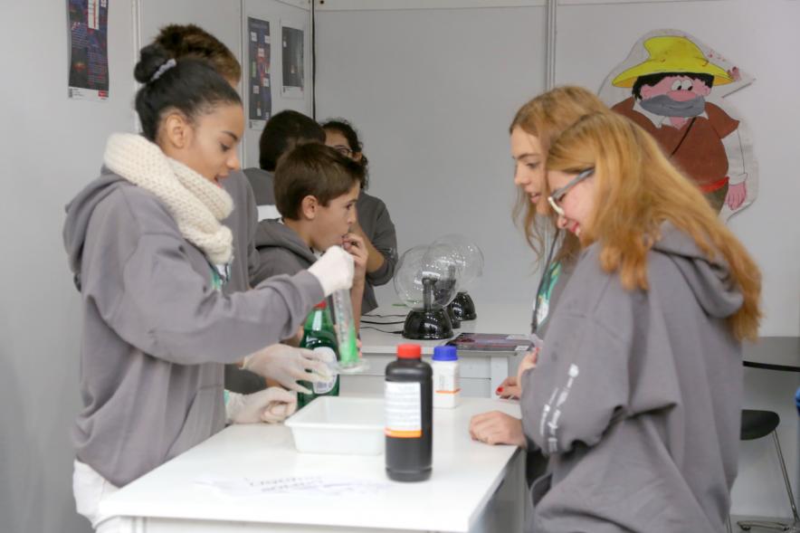 Inauguración Finde Científico del MUNCYT -  Las jóvenes  experimentando.
