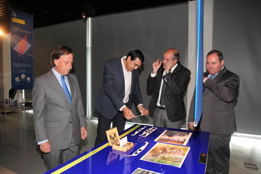 Inauguración Exposición Laboratorio de Luz en el MUNCYT  -Las autoridades en la exposición.