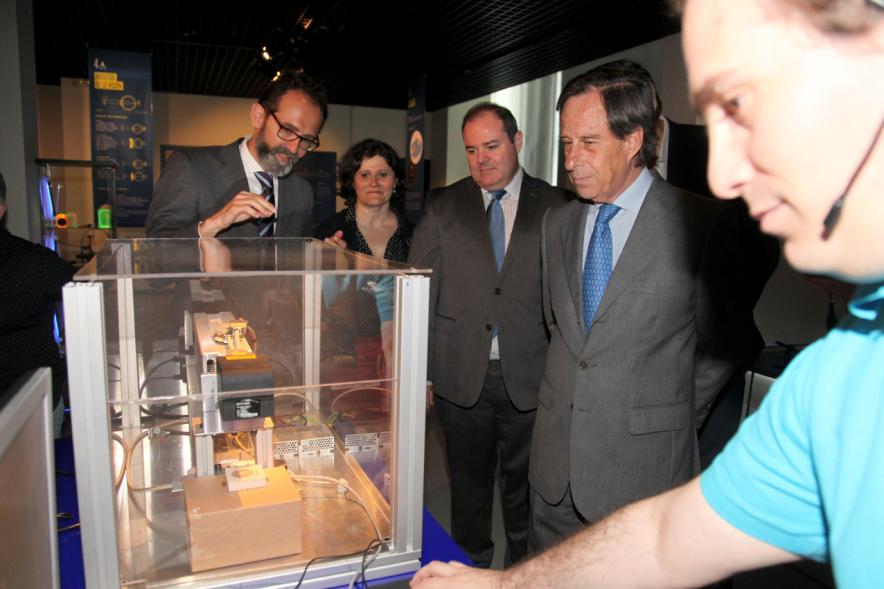 Inauguración Exposición Laboratorio de Luz en el MUNCYT -Las autoridades en la exposición.