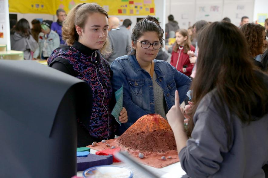 Inauguración Finde Científico del MUNCYT -  Las jóvenes  experimentando.