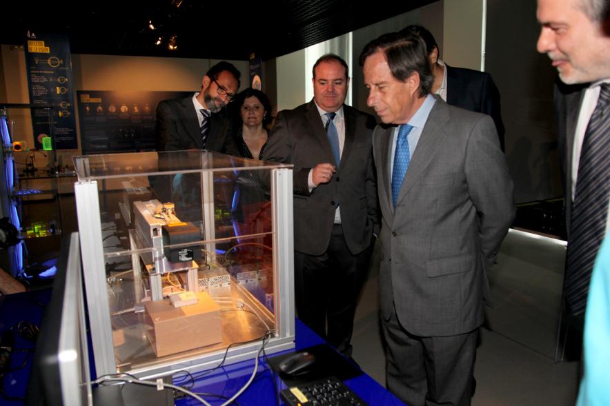 Inauguración Exposición Laboratorio de Luz en el MUNCYT -  Autoridades visitando la exposición.