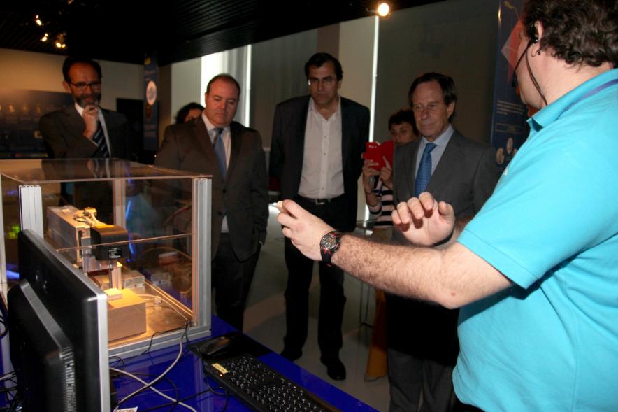 Inauguración Exposición Laboratorio de Luz en el MUNCYT - Un monitor interactúa con los visitantes.