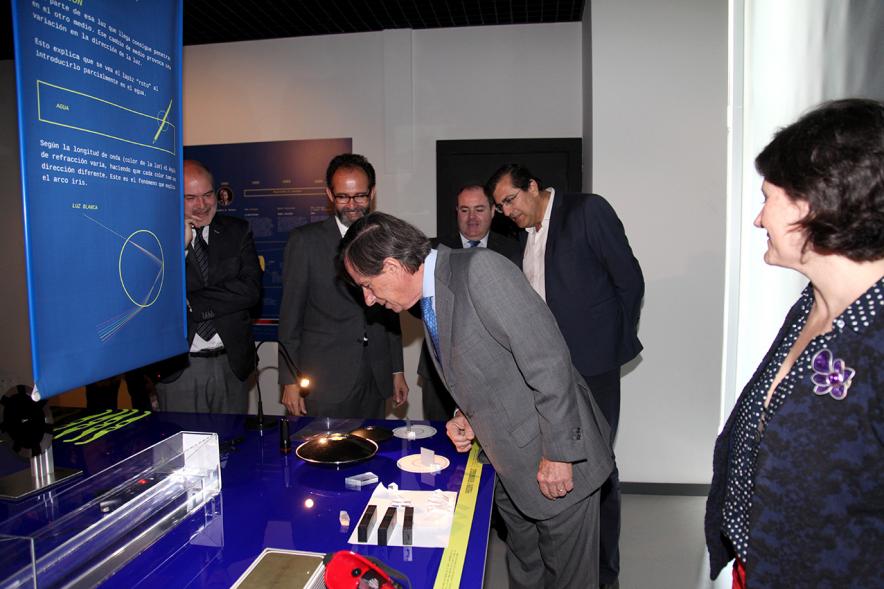 Inauguración Exposición Laboratorio de Luz en el MUNCYT - Las autoridades interactuando en la exposición.