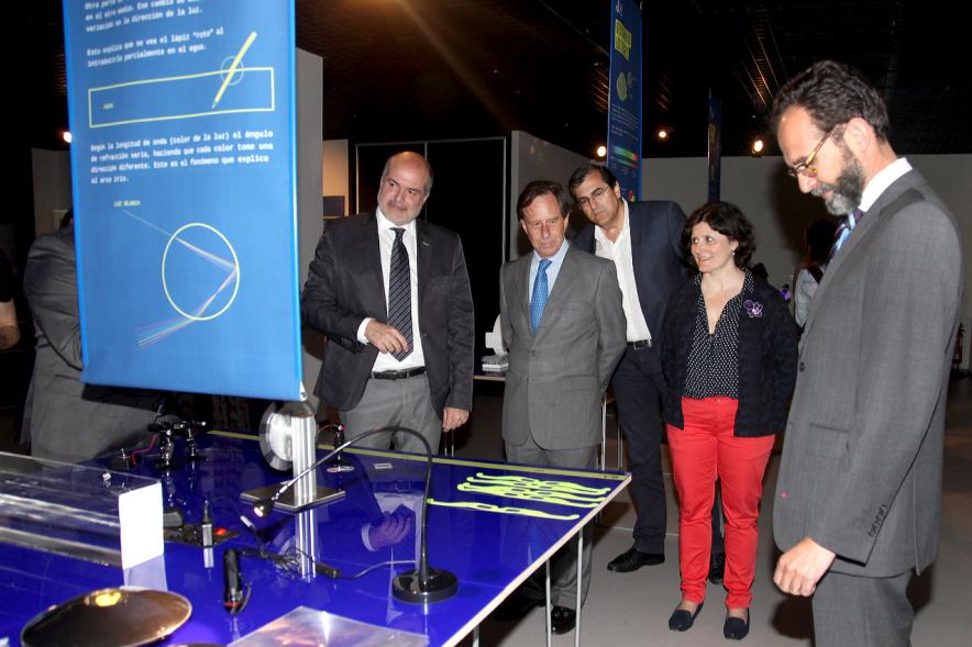Inauguración Exposición Laboratorio de Luz en el MUNCYT - Autoridades interactuando en la exposición.