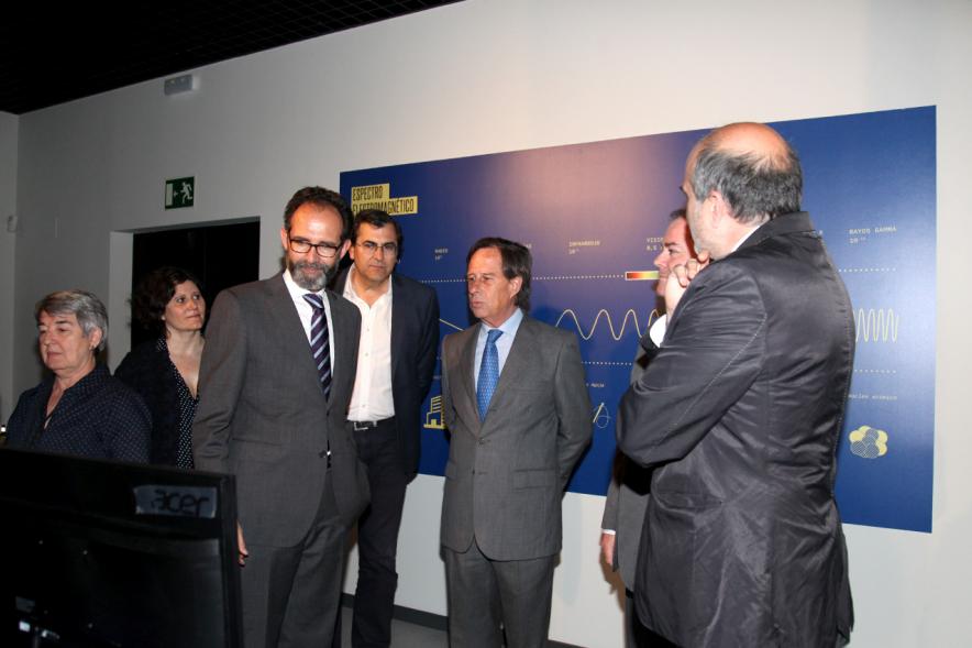Inauguración Exposición Laboratorio de Luz en el MUNCYT - Autoridades en la exposición.