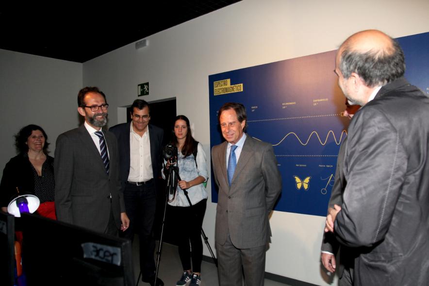 Inauguración Exposición Laboratorio de Luz en el MUNCYT - Las autoridades visitan la exposición.