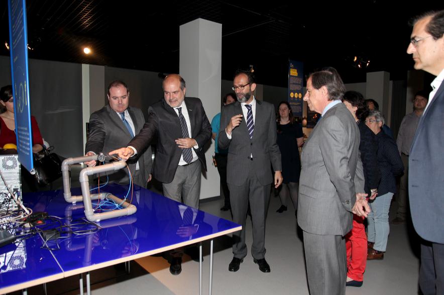 Inauguración Exposición Laboratorio de Luz en el MUNCYT - Las autoridades visitan la exposición.