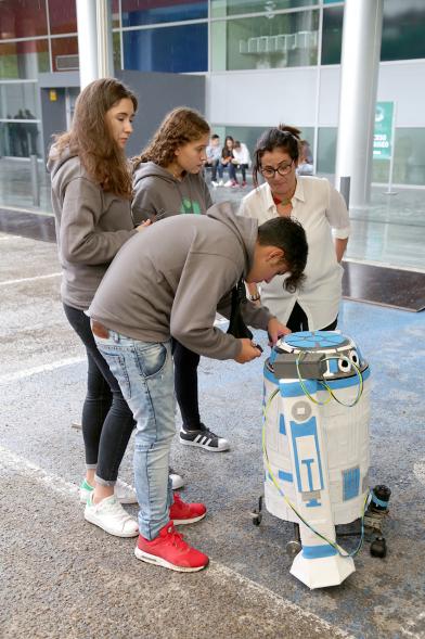 Inauguración Finde Científico del MUNCYT - Grupo de escolares con un robot.