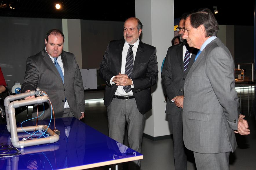 Inauguración Exposición Laboratorio de Luz en el MUNCYT - Las autoridades visitan la exposición.