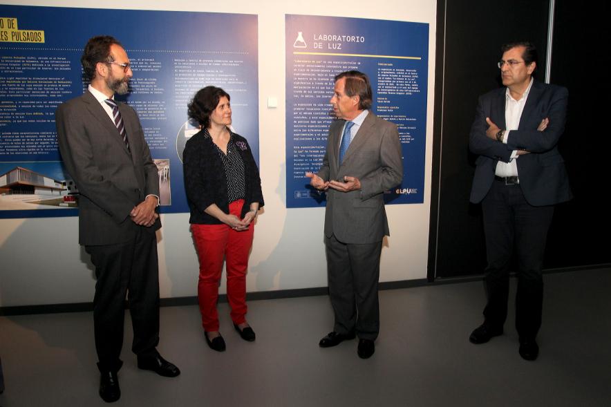 Inauguración Exposición Laboratorio de Luz en el MUNCYT -   Las autoridades visitan la exposición.