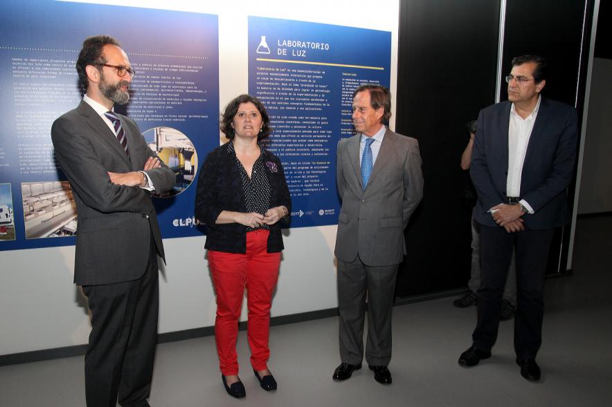 Inauguración Exposición Laboratorio de Luz en el MUNCYT -  Las autoridades visitan la exposición.