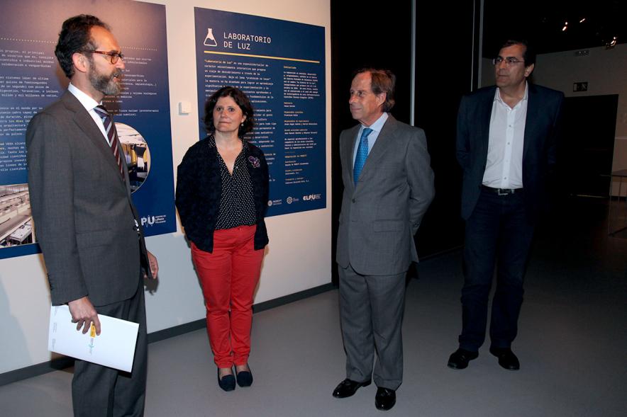 Inauguración Exposición Laboratorio de Luz en el MUNCYT -  Las autoridades visitan la exposición. 