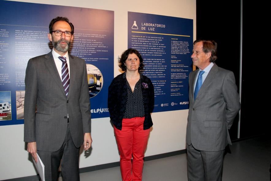 Inauguración Exposición Laboratorio de Luz en el MUNCYT -  Las autoridades visitan la exposición.