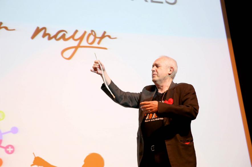 Rafael Clemente, realizando truco de magia. Encuentro La Magia de Ser Mayor -2021
