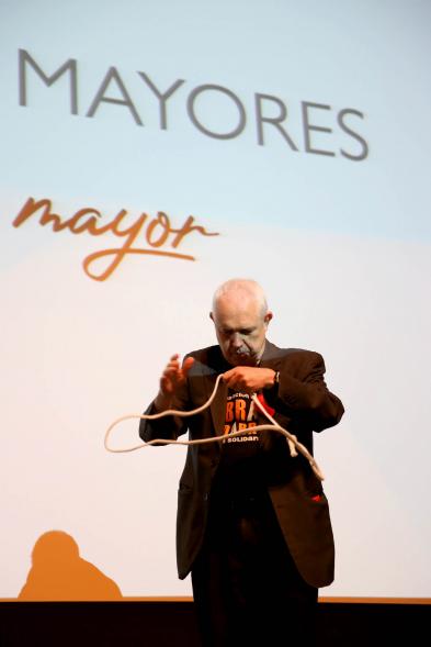 Rafael Clemente, realizando truco de magia. Encuentro La Magia de Ser Mayor -2021