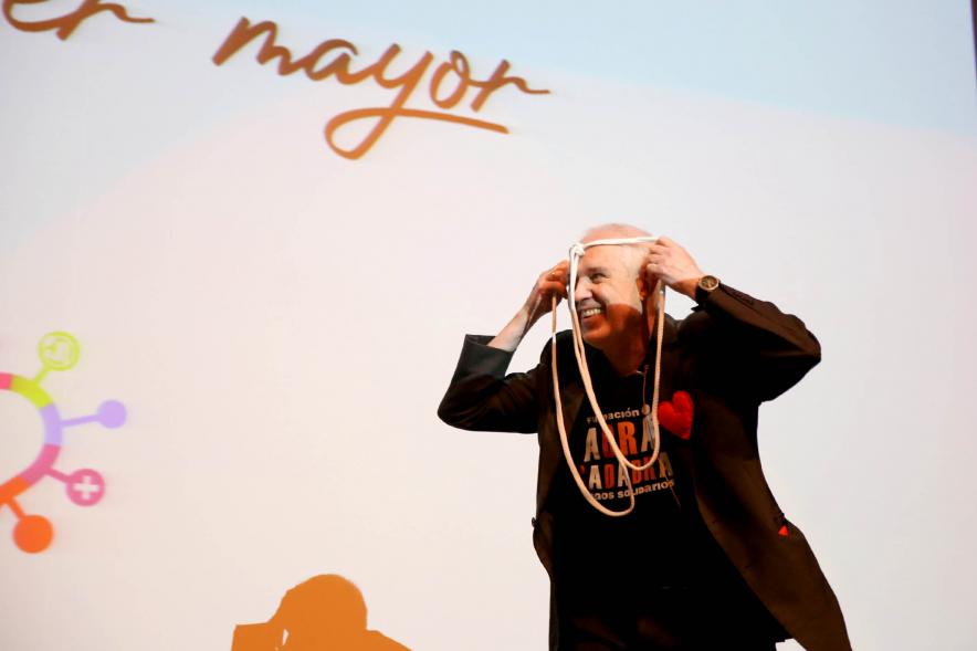Rafael Clemente, realizando truco de magia. Encuentro La Magia de Ser Mayor -2021