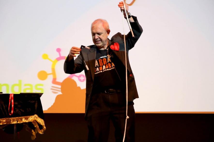 Rafael Clemente, realizando truco de magia. Encuentro La Magia de Ser Mayor -2021